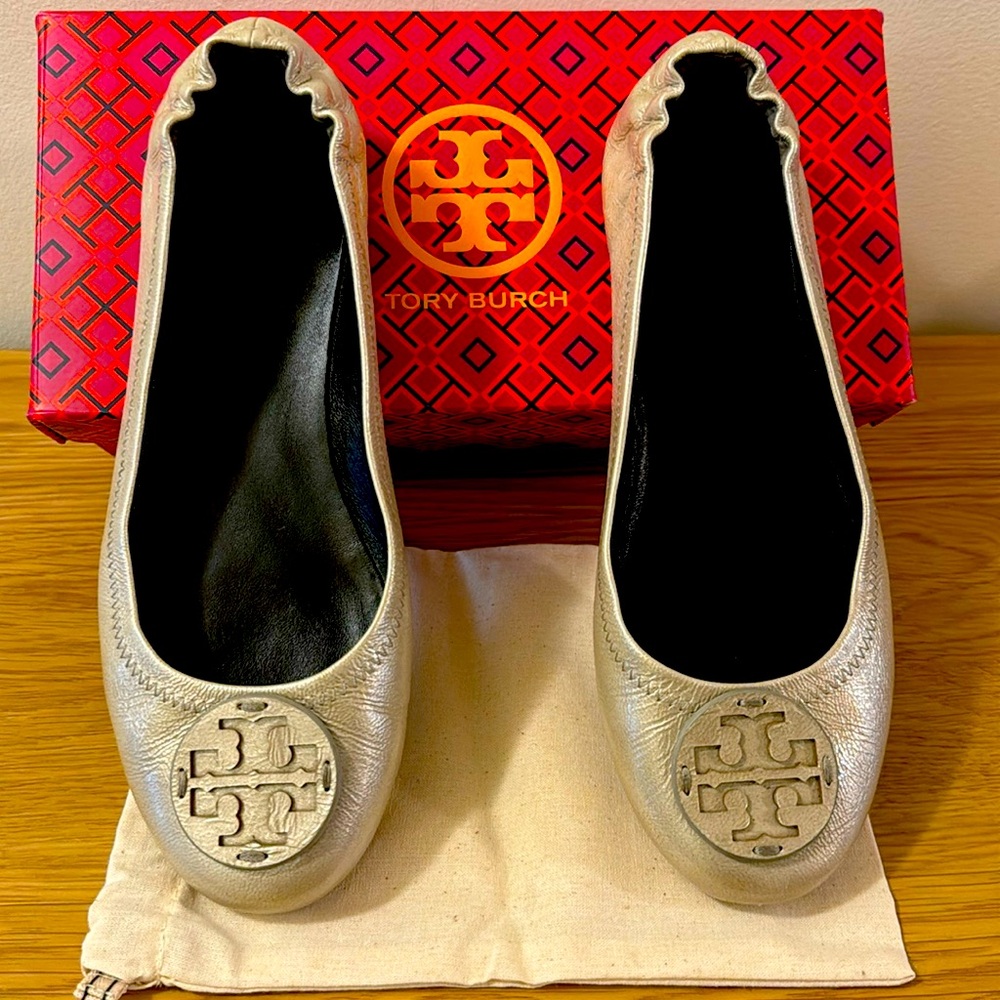 Tory Burch Minnie Travel Ballet in Shiny Stone Gray Metallic Leather Used